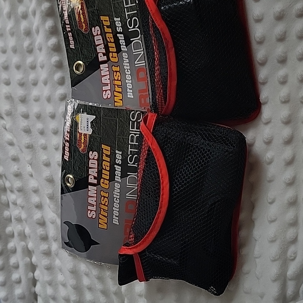 World Industries Slam Pads Wrist Guards (2) Ages 11 and 12 & Under NEW